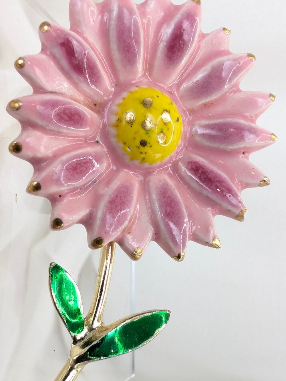 Retro Pink Enamel Daisy Flower Brooch Gold Tone Mod 60s 70s Style Pin